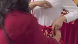 妈妈给女儿整理衣物出嫁