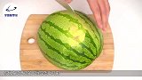 小伙切西瓜，果肉竟一点没少，网友：这也太厉害了怎么做到的？