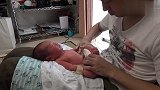 初生婴儿排便排气的正确方法，新手父母可以借鉴，奶爸手法很溜了