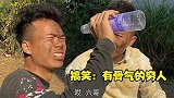 农村搞笑：两个穷人捡垃圾被别人看不起，穷人一个动作让他追着跑