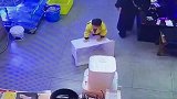 不作死就不会死，熊孩子非要站在塑料筐上跳，结局亮了