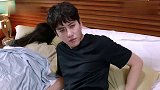 美女给宅男打扫房间，看到不该看的一幕，吓得连忙捂住嘴！