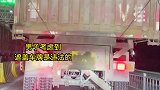 男子和同事开车经过收费站，看到大车后车牌被尘土遮盖
