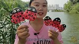 小姐姐吃趣味“七星瓢虫棒棒糖”，黑脑袋红盔甲，甜蜜喷香惹人馋