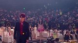 来参加奥运会的吗？关晓彤微博之夜造型好像花滑选手，大长腿吸睛