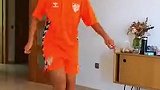 80后夫妻花费200万，送女儿去西班牙踢球