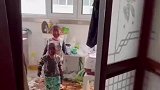 两个孩子在厨房里打闹，妈妈看到后血压飙升，我以为马桶炸了