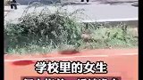 学校里的女生，每人都抱着一桶纯净水