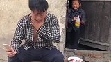 现在的孩子实在是太皮了，居然敢这样恶搞长辈，一会等着挨揍吧！