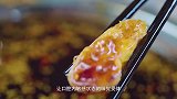 四川钵钵鸡看着通红，锅底却是香大于辣，选好的串串一涮就是美味
