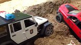 仿真工程车玩具，警用吉普车找到了斯堪尼亚吊臂工程车组织营救