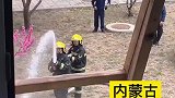 学校消防演习，消防员小哥不小心把水喷进宿舍后被队长教训