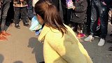 忠犬救女主人，把路人都感动哭了，狗狗就是这么忠诚无私！
