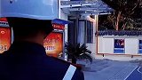 兵哥哥遇上纠察，战术后退，秒变军容整齐！