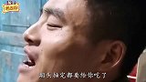 爆笑：小伙子你抽香烟可真节约，还要直接吃了是吗