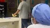 女孩陪妈妈在急诊输液，將新学的舞蹈跳给妈妈看