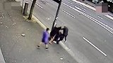 澳大利亚一临产孕妇走在路上，陌生女子突然跳出对其拳打脚踢