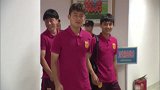 中国U19球员抵达球场 刘若钒清爽短发亮相