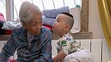 孙子发现奶奶闷闷不乐，赶紧跑过去撒娇卖萌，长大后肯定是个暖男