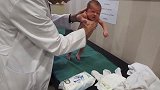 不可思议！刚出生2周的小宝宝在医生帮助下开始迈腿行走