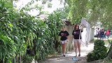 树人恐吓恶作剧，男子伪装成树人恶搞路人，美女被吓惨了
