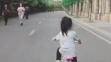 萌娃在骑自行车呢，好可爱呀