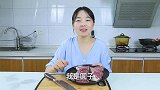 论吃面条，我就服这妹子，配着牛肉和大蒜，吃得真痛快