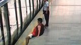 惊险！男子抢上地铁瞬间滑倒 只有脚进去了