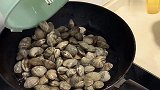 爆炒花甲，到底要不要焯水？教你正确做法，肉质鲜嫩，麻辣鲜香