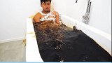 奇葩小哥挑战汽跳跳糖洗澡