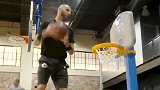 波兰神塔将来也是个“篮球梦杀手” 转身暴扣迷你篮筐可还行