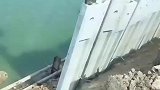 河道打水泥板桩，这桩打的不错哦