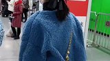 女子每到换季的时候，会去市场淘衣服