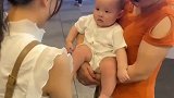 因工作原因将孩子送到外婆家，将近十天没见，孩子认出妈妈那一刻