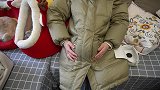 猫咪钻进主人的衣服里，主人像怀胎十月，太有意思了