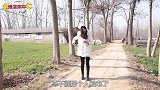 爆笑喜剧：二货扶电线杆上厕所，美女误以为是触电，上去就是一脚