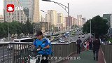 北京一奇葩车主为抄近道，开车窜上过街天桥，网友：逮你没商量