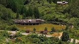 山顶一面湖，周围小木屋。想来住两天不？