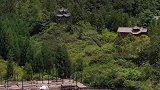山顶一面湖，周围小木屋想来住两天不嗨翻生日趴
