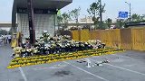 郑州地铁五号线前摆满祭奠鲜花，这一幕让人难忍泪水