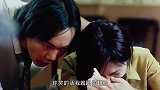 男子学乌鸦哥掀桌子，不料饭店有防护措施，掀一半弹回来太搞笑了