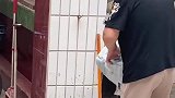 女生回姥姥家串门，姥姥嫌裤子太短扔垃圾桶