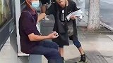 大爷被卖报的强买强卖，不买就一直纠缠大爷