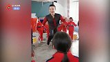 龚琳娜又献神曲！现场带领2年级小朋友唱歌，边吼边跺脚大展唱功