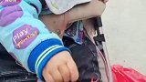 宝宝拿起了小龙虾，妈妈只顾拍视频