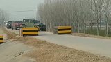 路障在越野车面前是不存在的，可以绕路走，还是越野车的性能好！