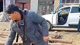 大衣哥用私家车拉木头，网友：接地气，车不是贡品