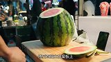 大学生街边大秀刀工，把西瓜切成一个“球”，网友：看着好舒服！
