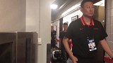 【PP体育在现场】中国男篮回更衣室 李楠表情异常严肃