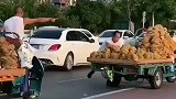这俩人一看就都不差钱